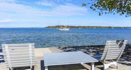 Unité au premier étage à proximité des commerces, parc et front de mer!