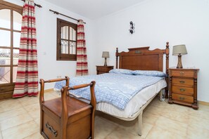 3 slaapkamers, een strijkplank/strijkijzer, wifi, beddengoed