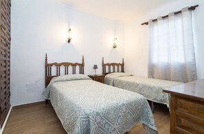 3 slaapkamers, een strijkplank/strijkijzer, wifi, beddengoed