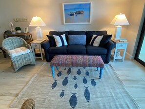 Téléviseur, foyer, lecteur de DVD, table de ping-pong