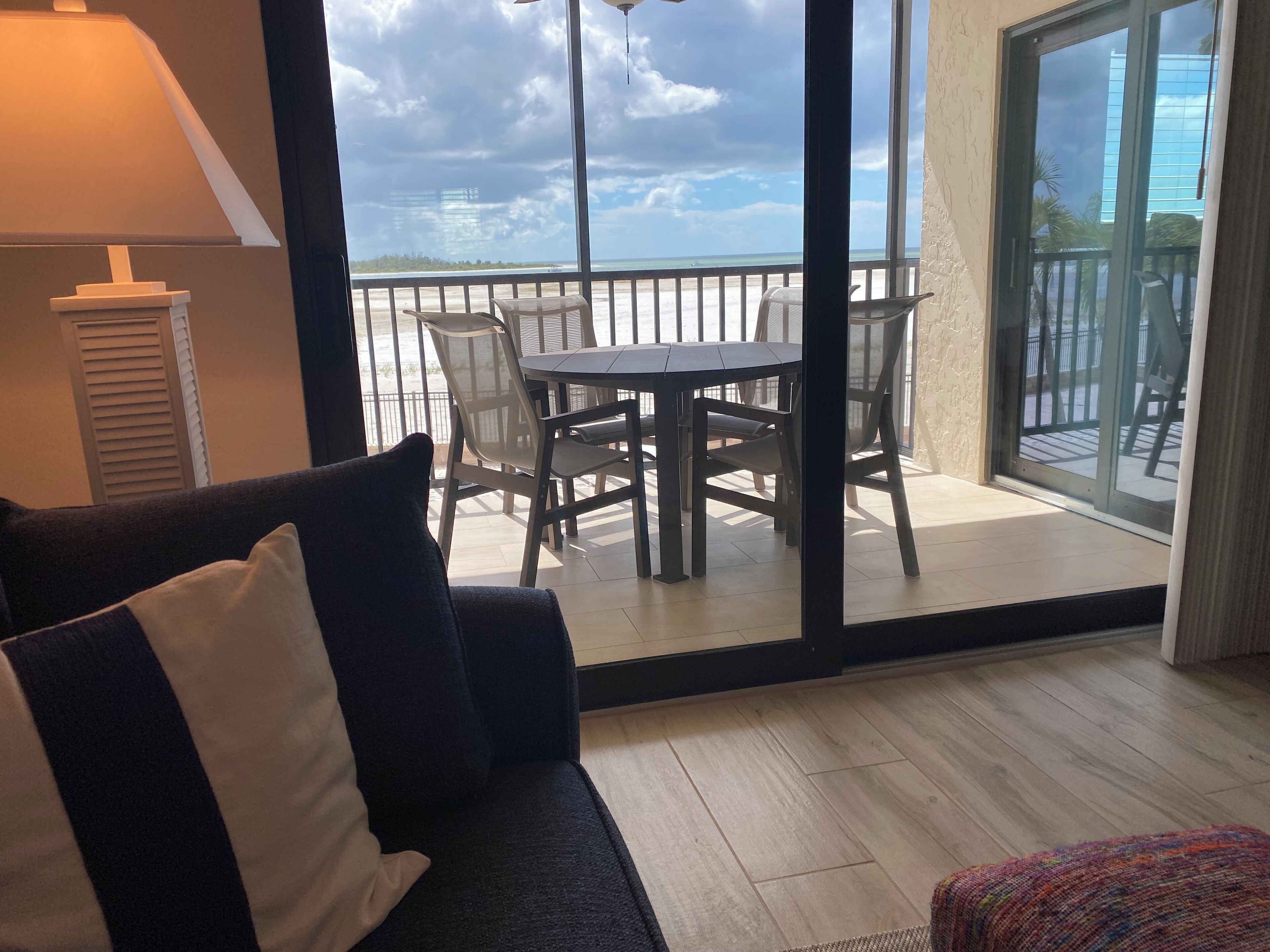 電視、壁爐、DVD 播放機、乒乓球設施