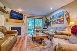 TV connectée, cheminée, lecteur de DVD, table de tennis de table