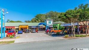A shopping area with various stores including a bakery, a butcher, and a boutique. - Walk to Suft Beach on Boyd (WOORIM)