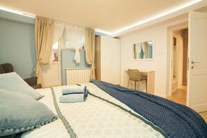 1 dormitori, caixa forta a l'habitació i planxa i posts de planxar