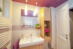 Secadora de cabello, batas, toallas, papel de baño 