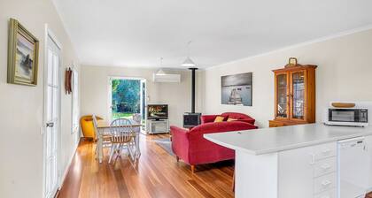 This well appointed cottage offers everything for the family getaway.