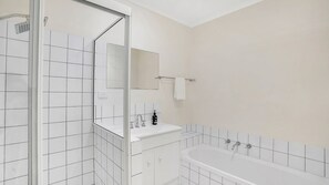 Bathtub, hair dryer - This well appointed cottage offers everything for the family getaway. (Port Fairy)