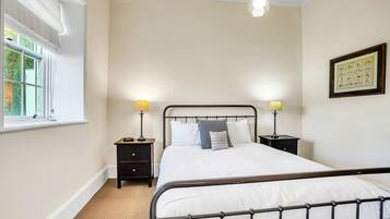 3 bedrooms, iron/ironing board, bed sheets