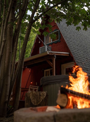 Mountain Play Chalet w / kylpytynnyri ja grilli - eeppisiä retkiä, vesiputouksia ja muuta vain muutaman minuutin päässä!