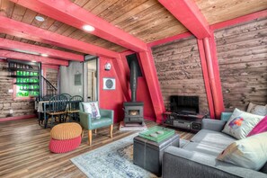 Télévision, cheminée, lecteur de DVD, vidéothèque