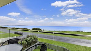 Outdoor dining - A fully self contained townhouse that offers sensational ocean views. (Port Fairy)