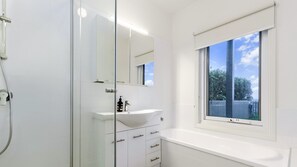 Baignoire, sèche-cheveux