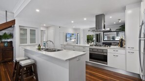 雪櫃、微波爐、焗爐、爐具