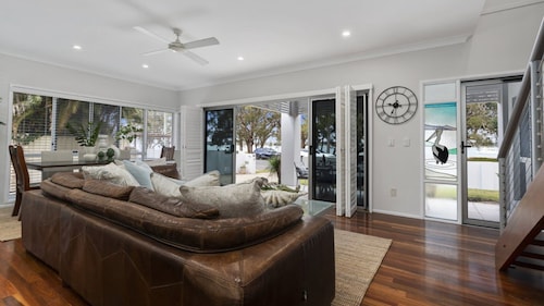 Stunning Waterfront Home with pool - Sylvan Beach