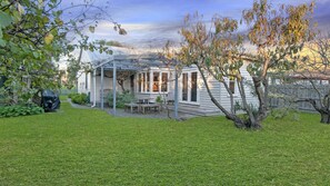 Outdoor dining - Centrally located family home (PORT FAIRY)