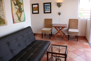 TV - Beautiful new one BR apt. Downtown, Steps to North beach! (Isla Mujeres)