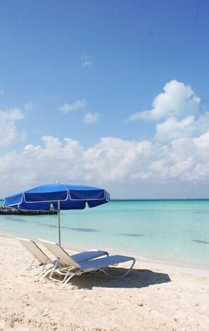 Beach - Beautiful new one BR apt. Downtown, Steps to North beach! (Isla Mujeres)