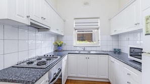 Fridge, microwave, oven, stovetop - An inviting centrally located retreat (Warrnambool)