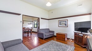 TV - An inviting centrally located retreat (Warrnambool)