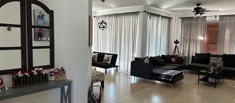 Vintage Famlily getaway in safe and friendly family oriented neighborhood.