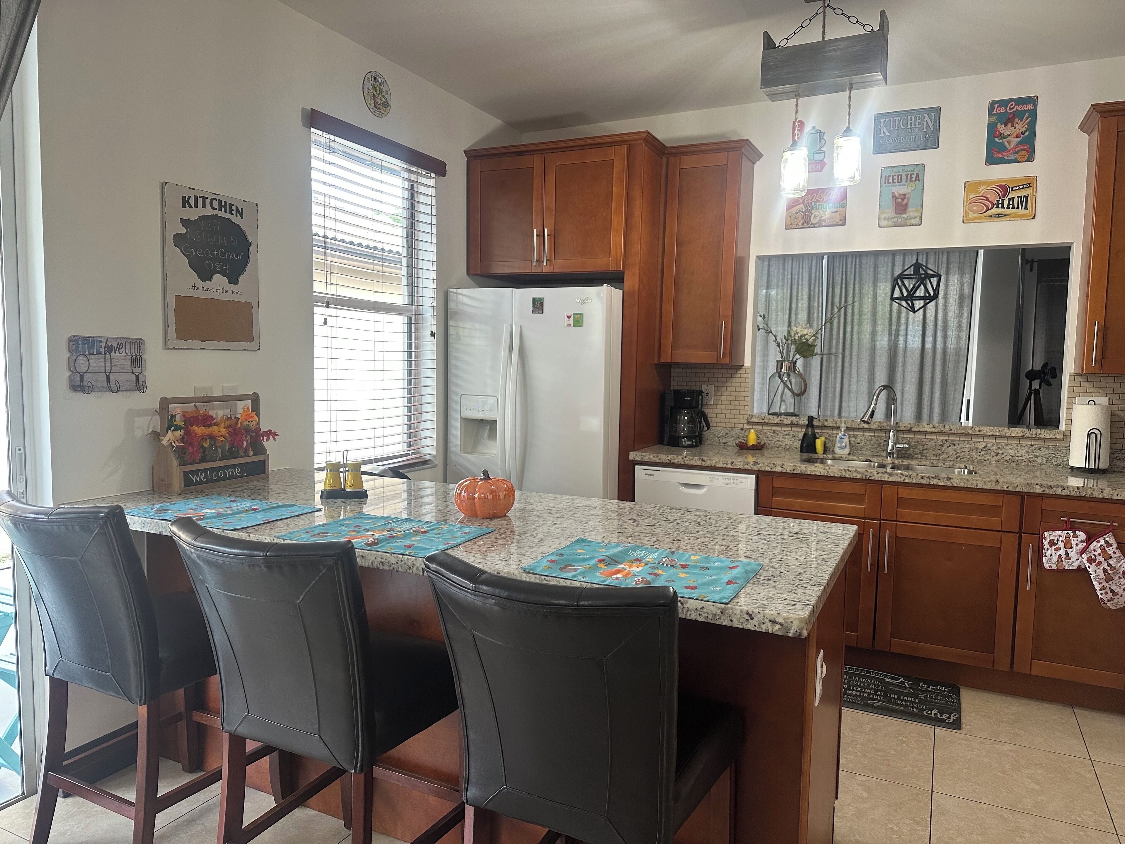 Køleskab, mikrobølgeovn, ovn, kogeplade