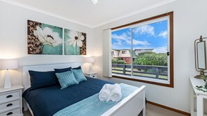 4 bedrooms, iron/ironing board, free WiFi, bed sheets - Ideal 2 family home, short stroll to child friendly Pea Soup Cove (PORT FAIRY)