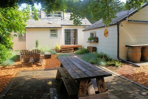 Outdoor dining - AMITY WINE COTTAGE – Wonderful Vintage Charm and Décor in Oregon Wine Country (Amity)