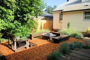 Outdoor dining - AMITY WINE COTTAGE – Wonderful Vintage Charm and Décor in Oregon Wine Country (Amity)