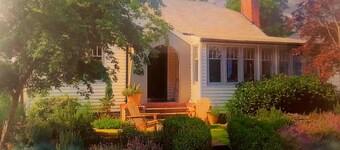 AMITY WINE COTTAGE – Wonderful Vintage Charm and Décor in Oregon Wine Country