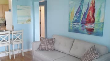 Una televisión, Netflix, servicios de streaming, un reproductor estéreo