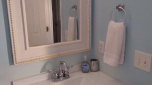 Bañera con ducha, secador de pelo, toallas, jabón