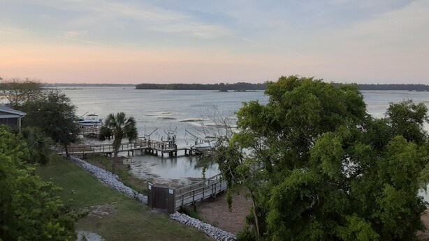 Vista al lago con un muelle y barcos.