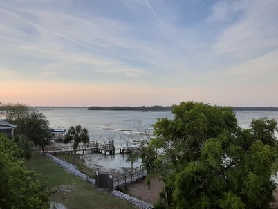 Peaceful with Most Spectacular Views
Fun in Folly Beach & Downtown Charleston