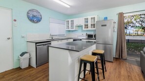 Fridge, microwave, oven, stovetop - Charm and Comfort on Bribie (BONGAREE)