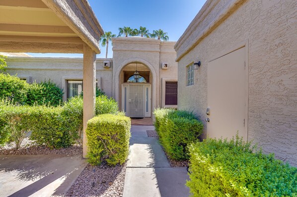 Exterior - Golf View Resort Like Living in Heart of Old Town - 2 Bd + Den, 2 Ba, garage! (Scottsdale)