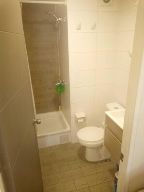 Jabón, shampoo, papel de baño 