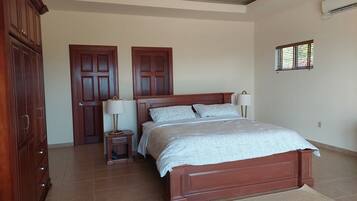 5 bedrooms, desk, free WiFi, bed sheets