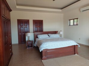 5 bedrooms, desk, free WiFi, bed sheets - Villa Papagayo is on the West Pacific coast  of Azuero Peninsula.   (Morrillo)
