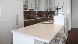 Kjøleskap, mikrobølgeovn, ovn og kokeplater