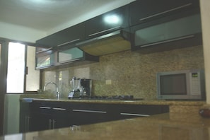 Jääkaappi, mikroaaltouuni, uuni, liesi