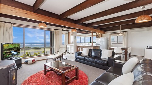 Perfect for that cosy winter holiday with stunning views of the Pea Soup Cove.