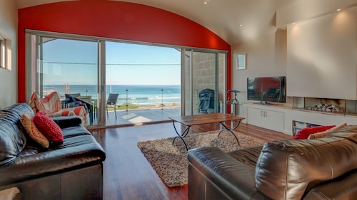 A beautiful 3 bedroom home with East Beach views