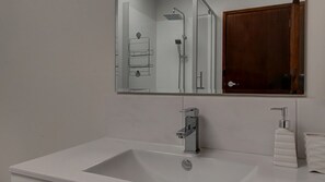 Shower, hair dryer - Located only a stone's throw to East Beach (PORT FAIRY)