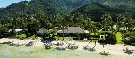 Am Strand, Liegestühle, Strandtücher