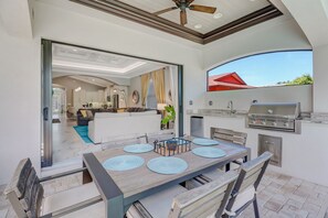Outdoor dining - Bring the Whole Family to the Beach in Naples (Naples)