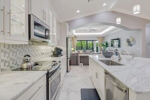 Fridge, microwave, oven, stovetop - Bring the Whole Family to the Beach in Naples (Naples)