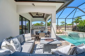 Outdoor dining - Bring the Whole Family to the Beach in Naples (Naples)