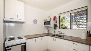 Microwave, oven, stovetop, toaster - Great Views, Ground Floor Unit (BONGAREE)