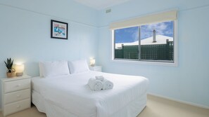 4 bedrooms, iron/ironing board, bed sheets