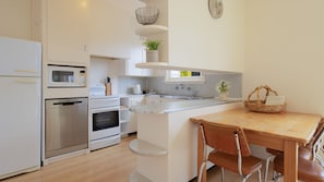 Réfrigérateur, micro-ondes, four, plaque de cuisson